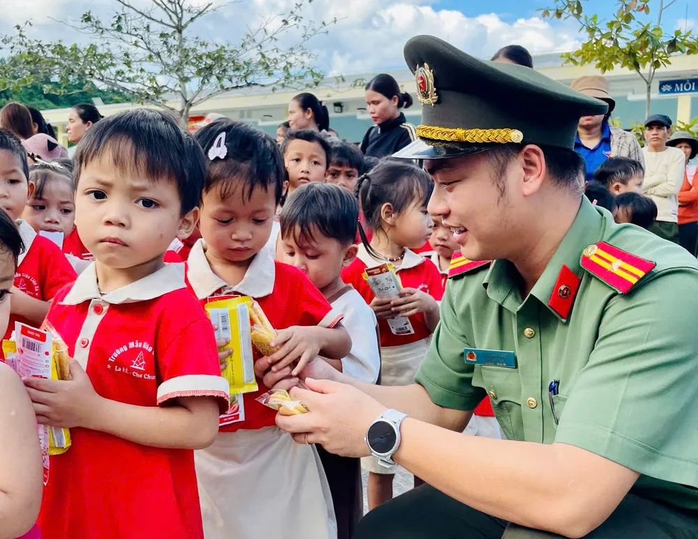 Chương trình nhằm động viên các em nhỏ vùng biên giới vượt qua khó khăn, tiếp thêm động lực vươn lên trong học tập 2-10-thanh-nien-cong-an-2.jpg