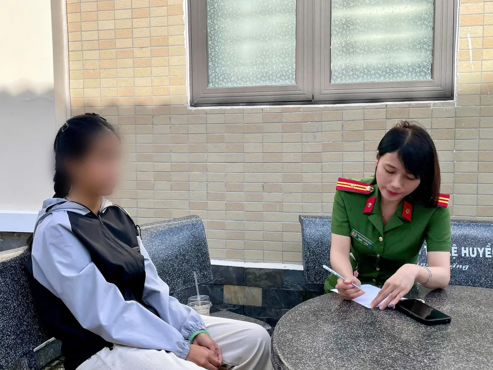 Lực lượng Công an làm việc với em T.H.L cong an phuong lam viec nan nhan.jpg