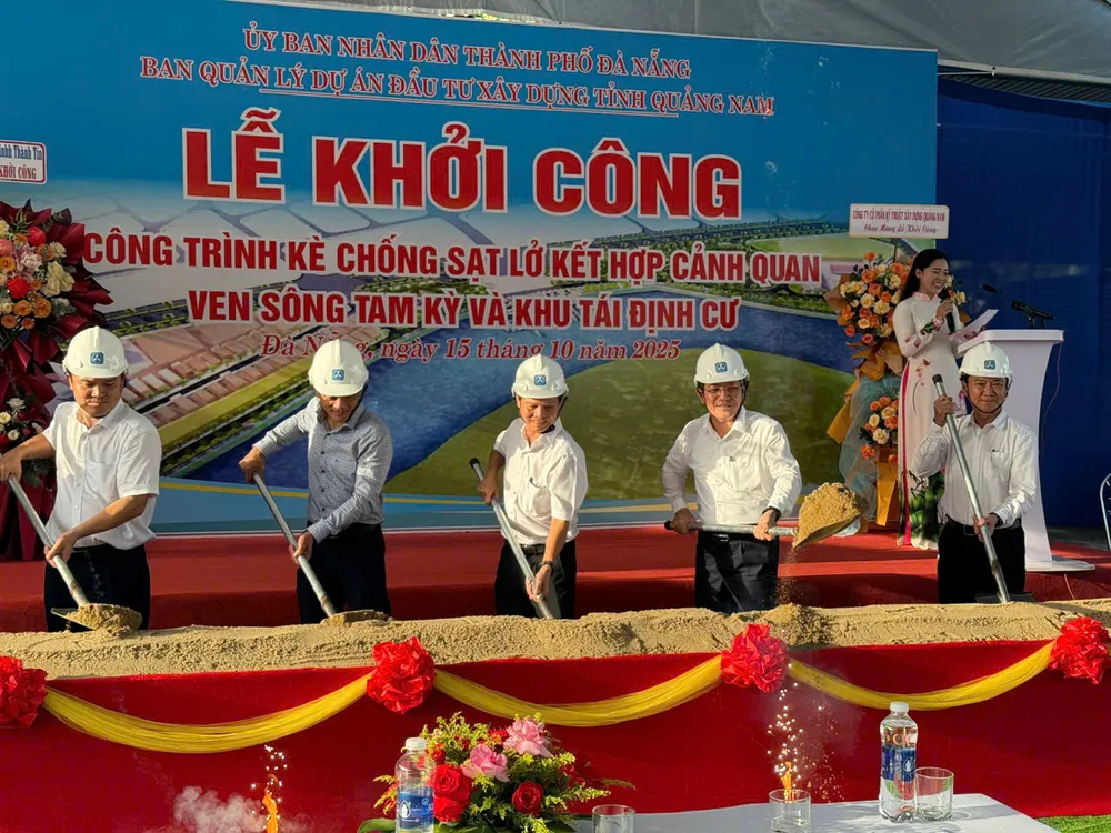 Các đại biểu thực hiện nghi thức lễ khởi công. Ảnh: NGUYỄN CƯỜNG 15-10-khoi-cong-du-an-ke-chong-sat-lo-song-tam-ky.jpg