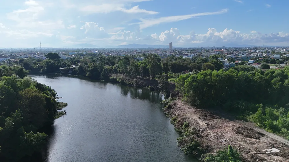 Sông Tam Kỳ đoạn qua phường Hương Trà bị sạt lở gây ảnh hưởng đến hàng trăm hộ dân. Ảnh: NGUYỄN CƯỜNG DJI_20251015151259_0290_D.JPG