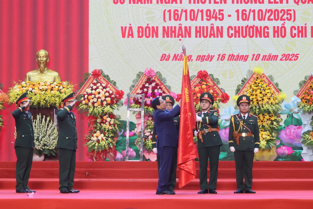 Thủ tướng Phạm Minh Chính gắn Huân chương Hồ Chí Minh lên lá cờ truyền thống lực lượng vũ trang Quân khu 5 IMG_8675.JPG