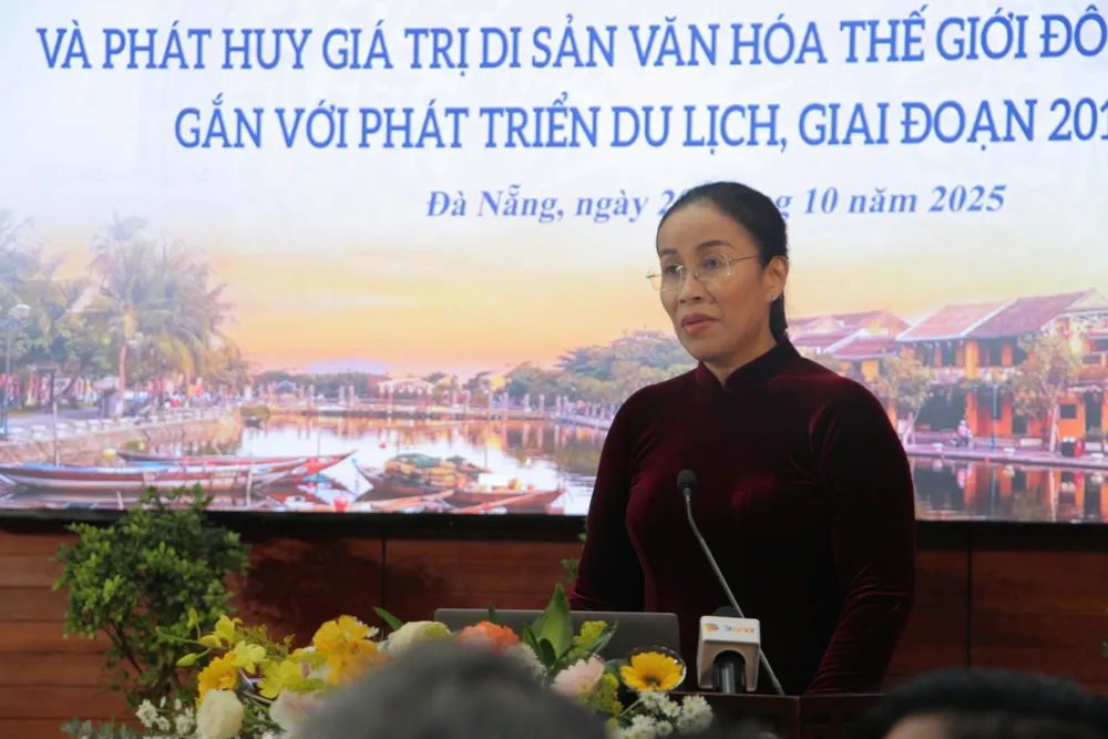 Bà Nguyễn Thị Anh Thi, Phó Chủ tịch UBND TP Đà Nẵng phát biểu tại hội nghị. Ảnh: NGUYỄN CƯỜNG 20-10-hoi-nghi-pho-co-hoi-an.jpg