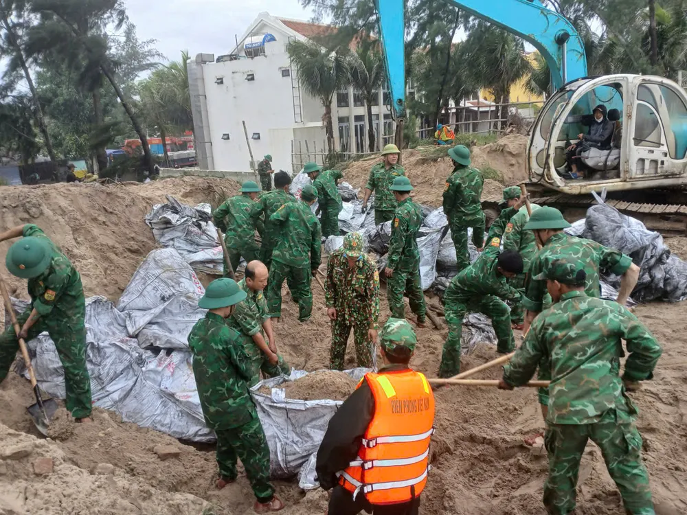 Các lực lượng được huy động để gia cố tạm thời khu vực sạt lở 22-10-bo-doi-dap-ke-chong-sat-bo-bien-5.jpg