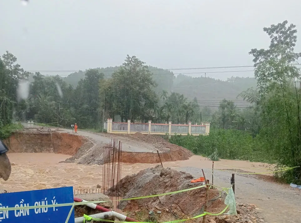 Một số cầu tạm đường vào xã Trà Liên bị ngập do nước lũ đổ về 26-10-mua-lon-gay-sat-lo-3.jpg