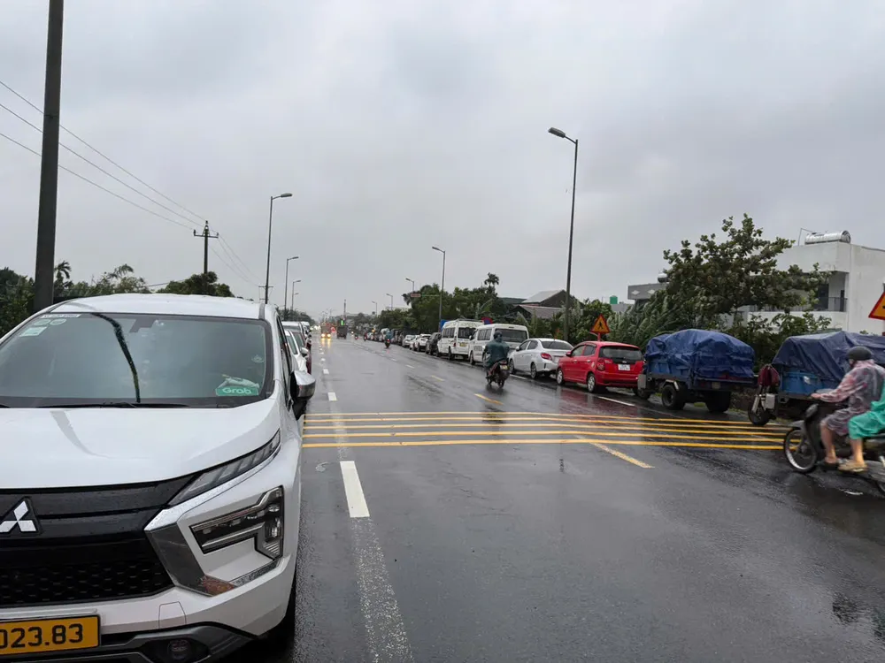Người dân xã Nam Phước và phường Điện Bàn đưa xe lên đường dẫn lên cầu Câu Lâu để tránh lũ 27-10-lu-khan-cap-Da-nang-3.jpg