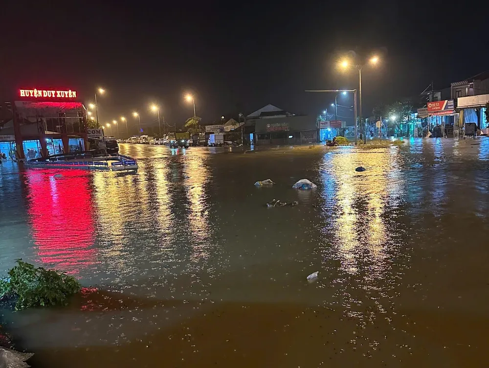 Đêm 27-10, nước lũ đã dâng lên đến trung tâm xã Nam Phước đoạn qua Quốc lộ 1A 27-10-lu-khan-cap-Dajpgg-2.jpg