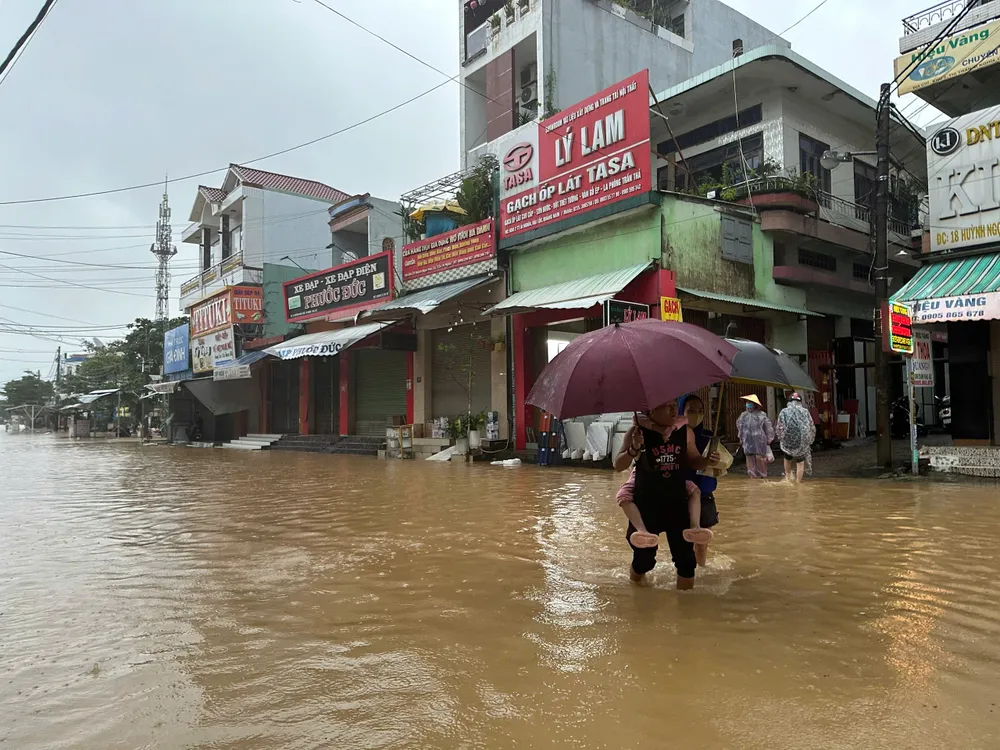 Nước lũ đang lên nhanh tại khu vực chợ Ái Nghĩa, xã Đại Lộc (TP Đà Nẵng) 27-10-nuoc-lu-da-nang-1.jpg