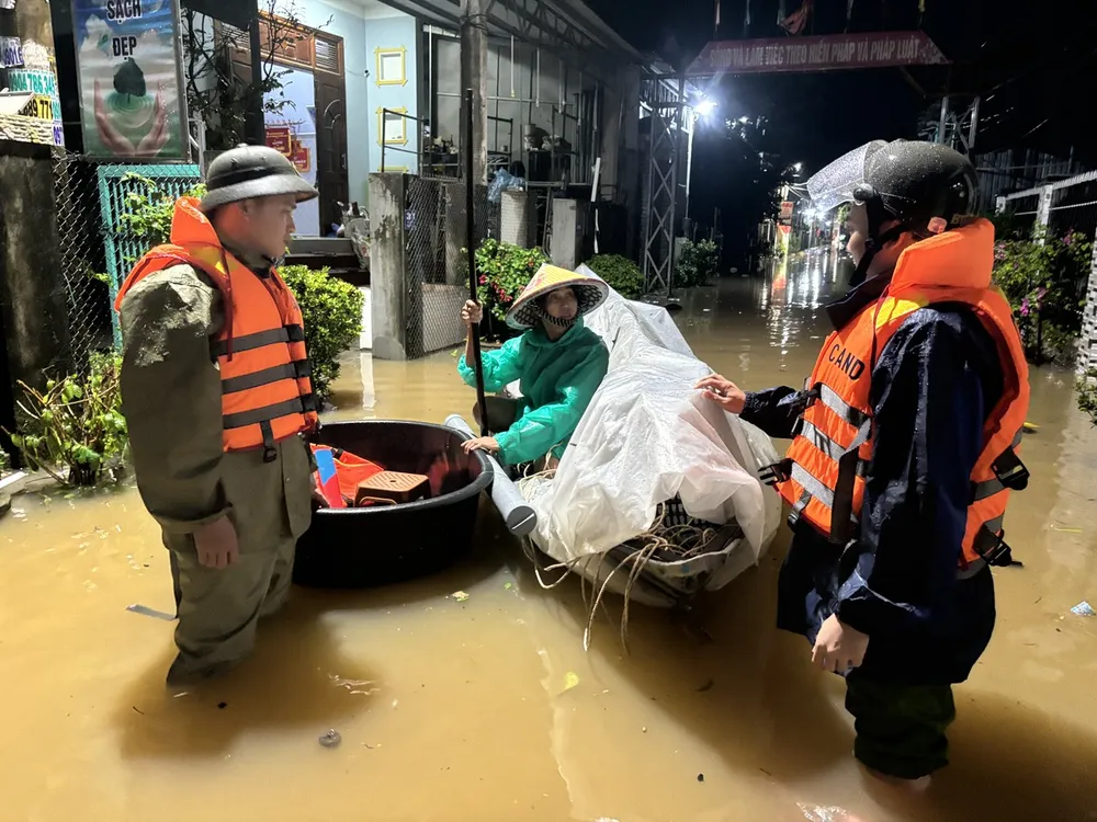 Lực lượng chức năng hỗ trợ người dân vùng ngập lụt sơ tán trong đêm 27-10-nuoc-lu-da-nang-5.jpg