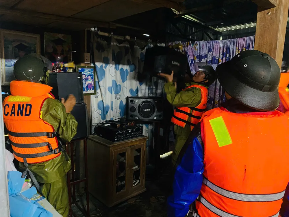 Lực lượng xã Thượng Đức hỗ trợ người dân đưa tài sản đến nơi an toàn 27-10-nuoc-lu-da-nang-6.jpg