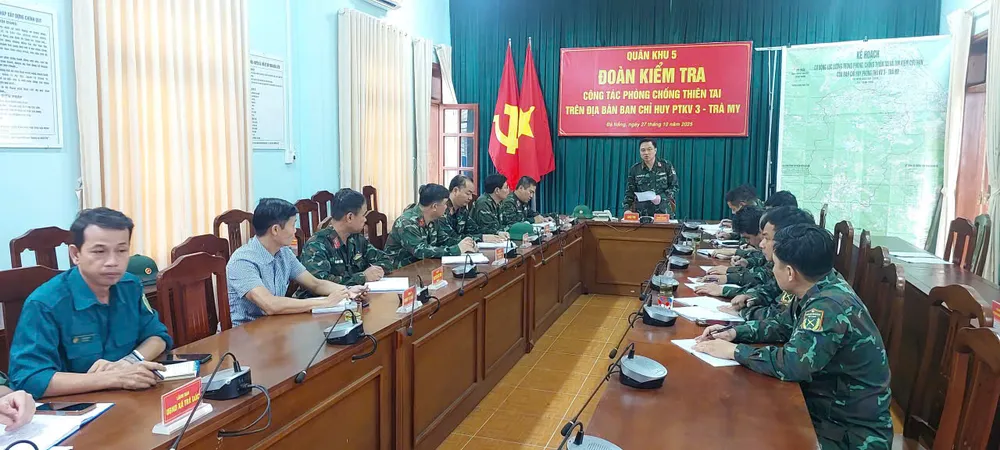 លោកវរសេនីយ៍ឯក Nguyen Van Hoa ដាក់ពង្រាយភារកិច្ចជួយប្រជាជនទប់ទល់នឹងជំនន់ទឹកភ្លៀងនៅឃុំ Tra My។ 27-10-quan-khu-5-thanh-lap-ban-chi-huy-tien-phuong-2.jpg