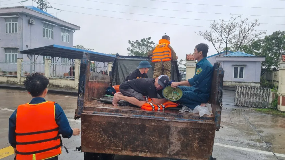 Lực lượng chức năng vận chuyển người bị nạn qua vùng ngập lũ để đi cấp cứu 28-10-8-nguoi-trong-mot-ngoi-nha-.jpg
