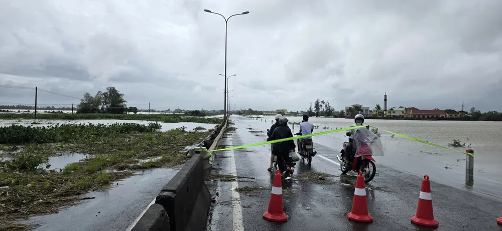 Riksväg 1A genom Thang Dien kommun (Da Nang stad) översvämmades, vilket orsakade trafikstockningar. 28-10-Da-Nang-lu-8.JPG