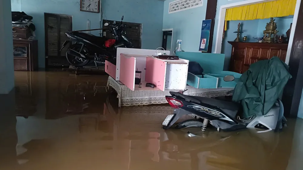Dù đã chủ động kê phòng tránh nhưng nhiều tài sản của người dân vẫn bị lũ nhấn chìm 28-10-lu-p-dien-baba3.jpg