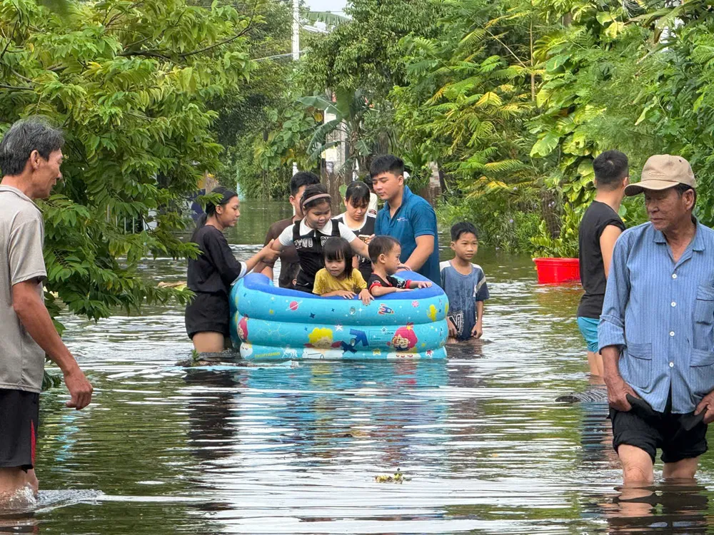Người dân vùng ngập lũ đưa trẻ em đến nơi an toàn 28-10-lu-p-dien-baba5.jpg
