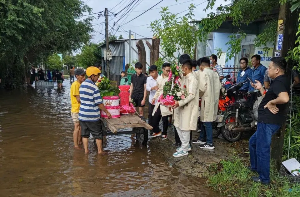 Người dân hỗ trợ đưa quả cưới vào vùng ngập lũ 28-10-lu-p-dien-ban4.jpg