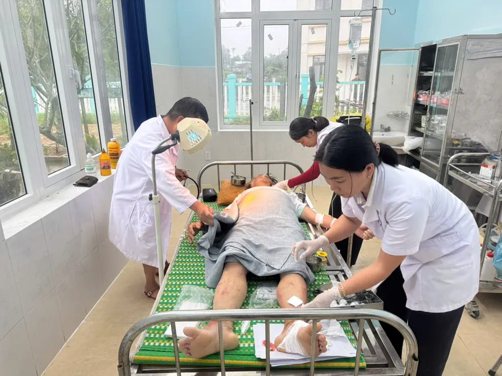 Ông T. được sơ cứu tại Trạm Y tế xã trước khi chuyển lên tuyến trên 28-10-sat-lo-tra-doc-2.jpg