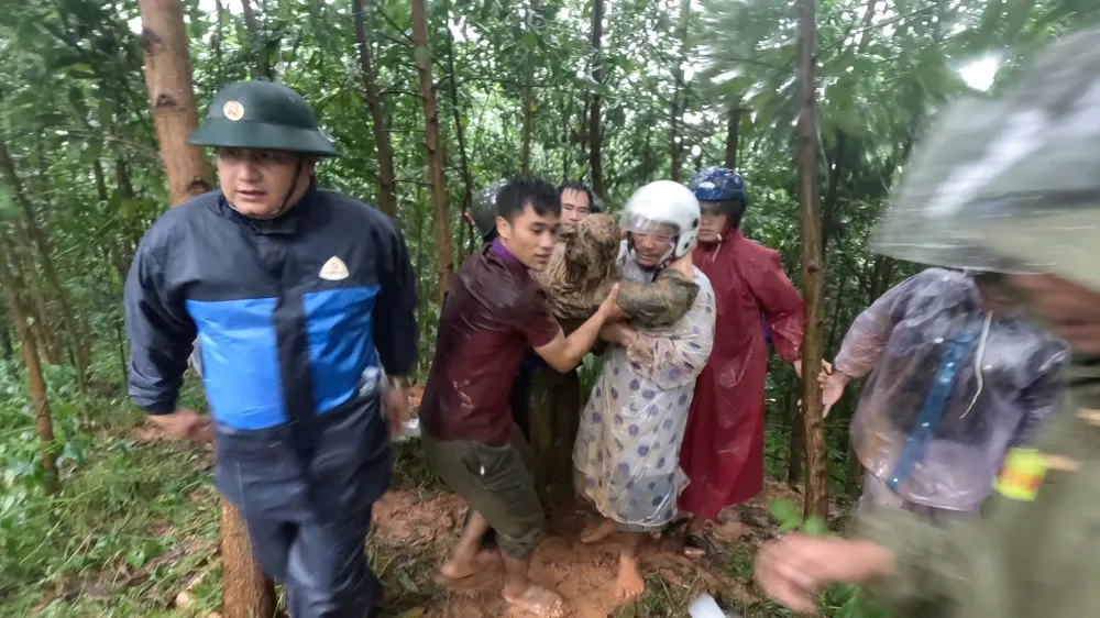 Ông T. còn lấm lem bùn đất được lực lượng chức năng đưa ra khỏi khu vực sạt lở 28-10-sat-lo-tra-doc.jpg