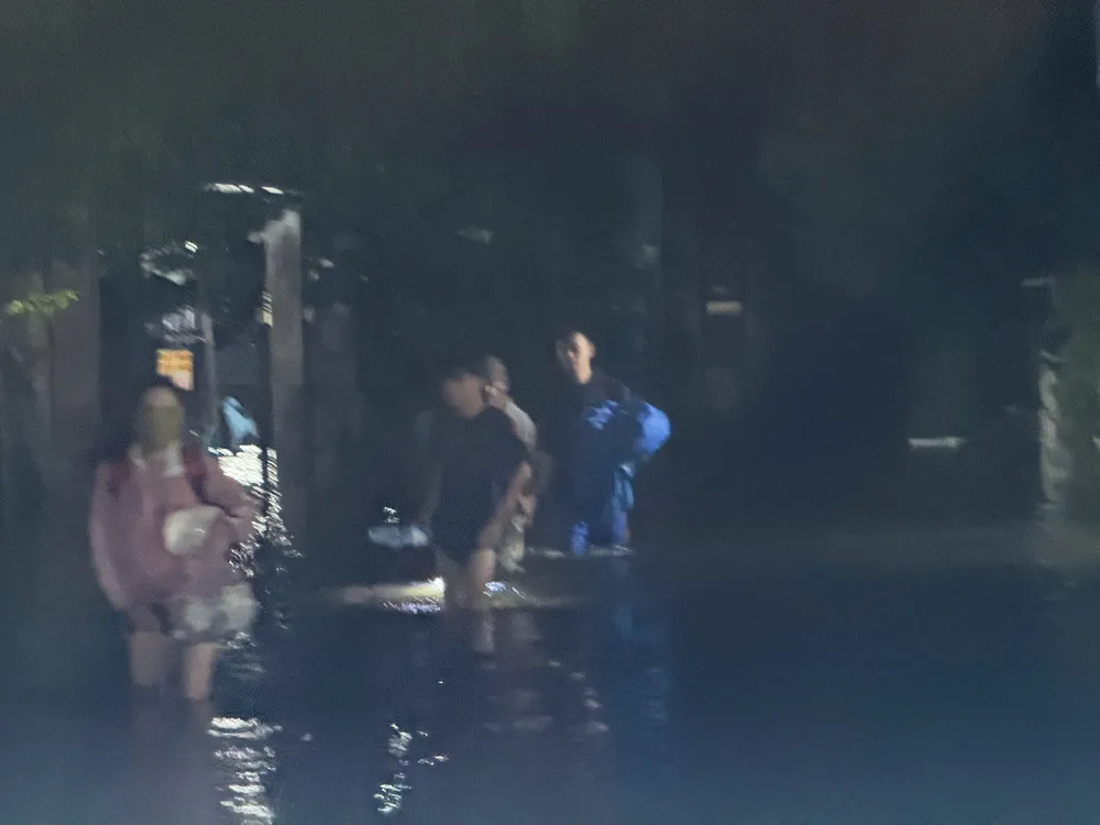 Nước lũ tối 29-10 được người dân cho rằng cao hơn nhiều năm gần đây 29-10-lu-ha-lu-thu-bon-len-trong-dem-2.jpg