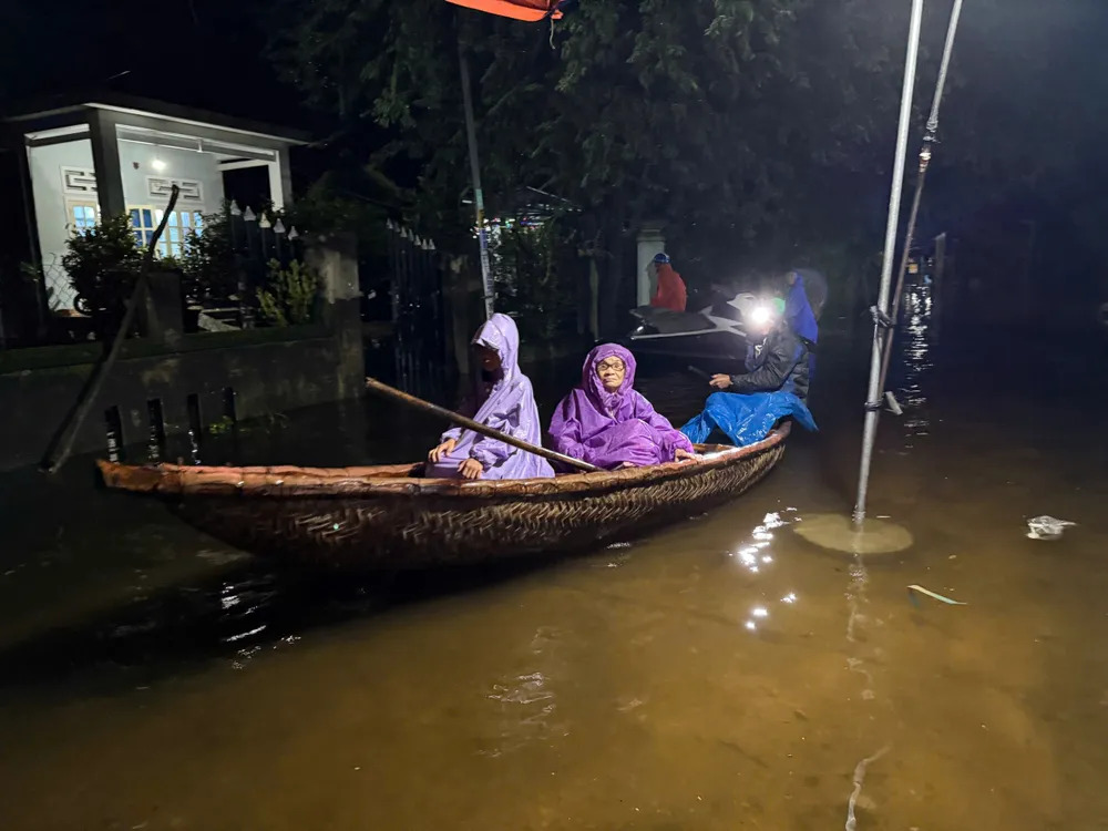 Nhiều người dân ở phường Điện Bàn Đông phải rời nhà, di chuyển lên nơi cao ráo trong đêm vì nước lũ lên cao 29-10-lu-ha-lu-thu-bon-len-trong-dem.jpg