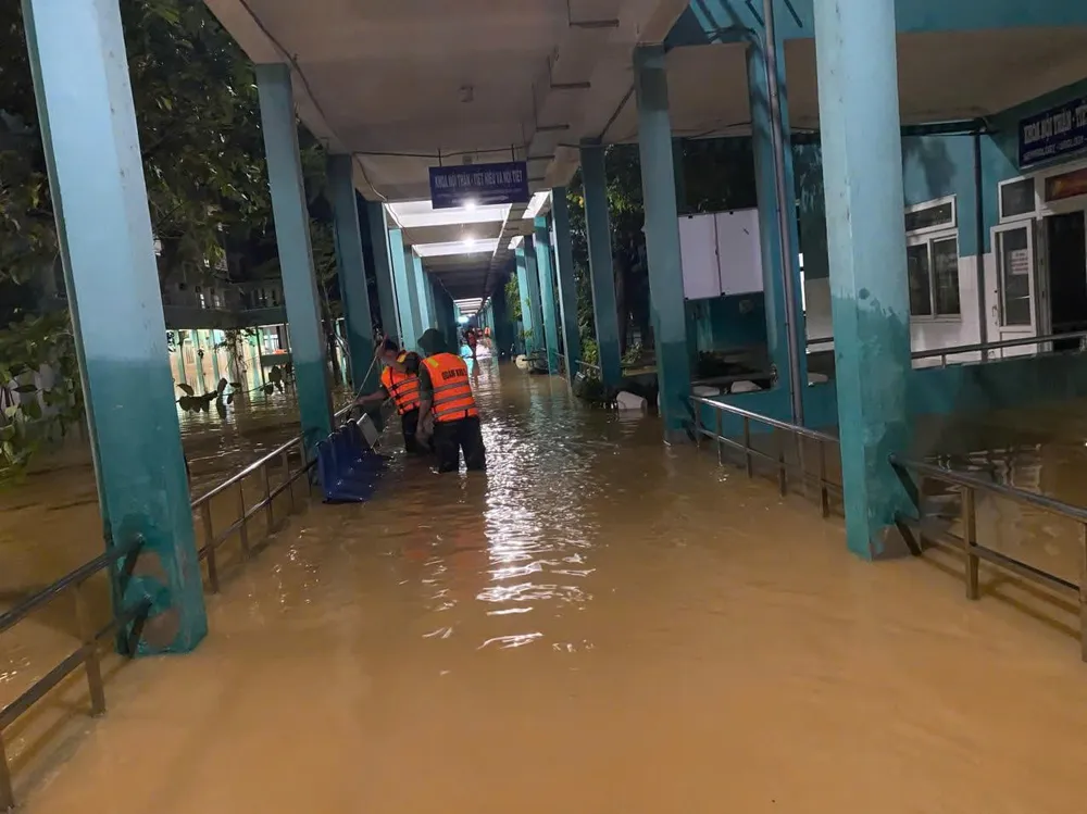 Ngay khi lũ bắt đầu rút, việc dọn dẹp bệnh viện được thực hiện từ đêm 30-10 31-10-don-lu-11.jpg