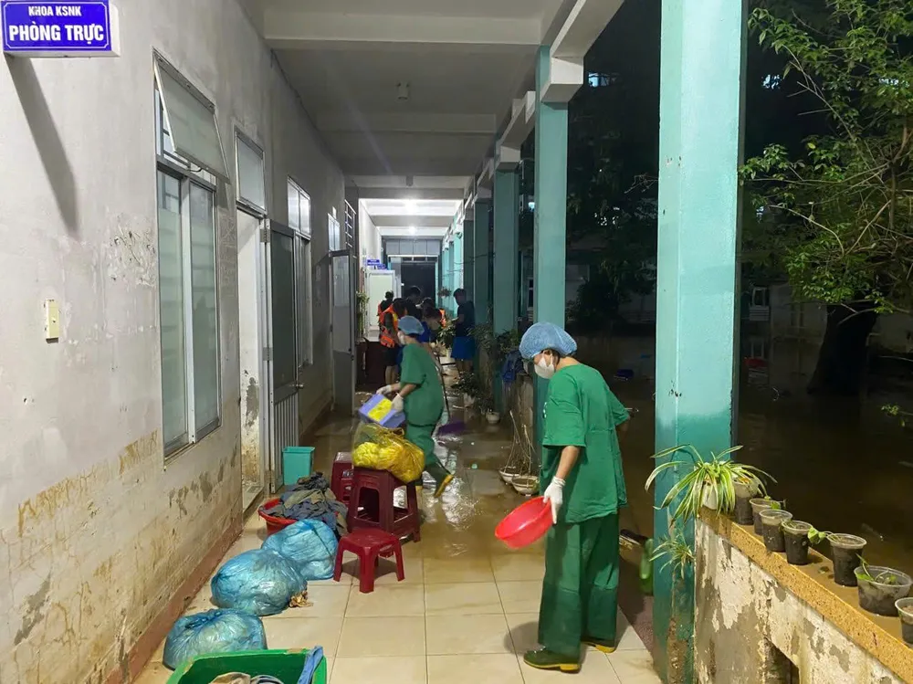 Bệnh viện Đa khoa Duy Xuyên (xã Nam Phước) và Bệnh viện Đa khoa khu vực Điện Bàn (phường Điện Bàn) bị ảnh hưởng bởi lũ 31-10-don-lu-6.jpg
