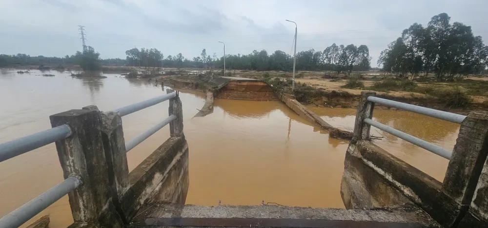 Phần đường dẫn và mố cầu bị lũ cuốn trôi Da nang cau ba ngan  (10).jpg
