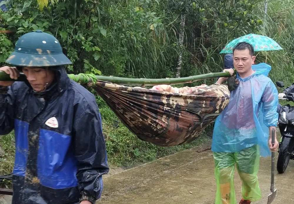 Lực lượng chức năng dùng cán võng đưa nạn nhân đi cấp cứu 2-11-xa-phuoc-thanh.jpg