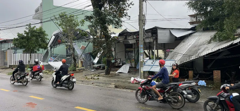 Many people's houses were damaged by the tornado. 17-11-loc-xoay-Chien-Dan-1.jpg