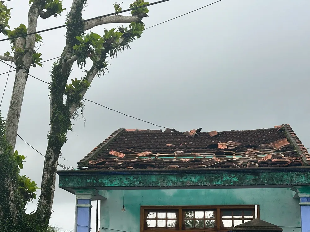 Many houses in Chien Dan commune had their roofs blown off by a tornado that swept through at night. 17-11-loc-xoay-Chien-Dan-5.jpg
