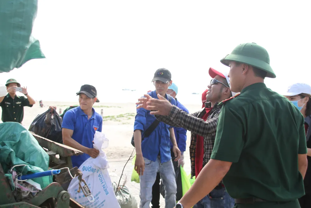 Hàng ngàn bạn trẻ chung tay làm sạch bờ biển  ảnh 7