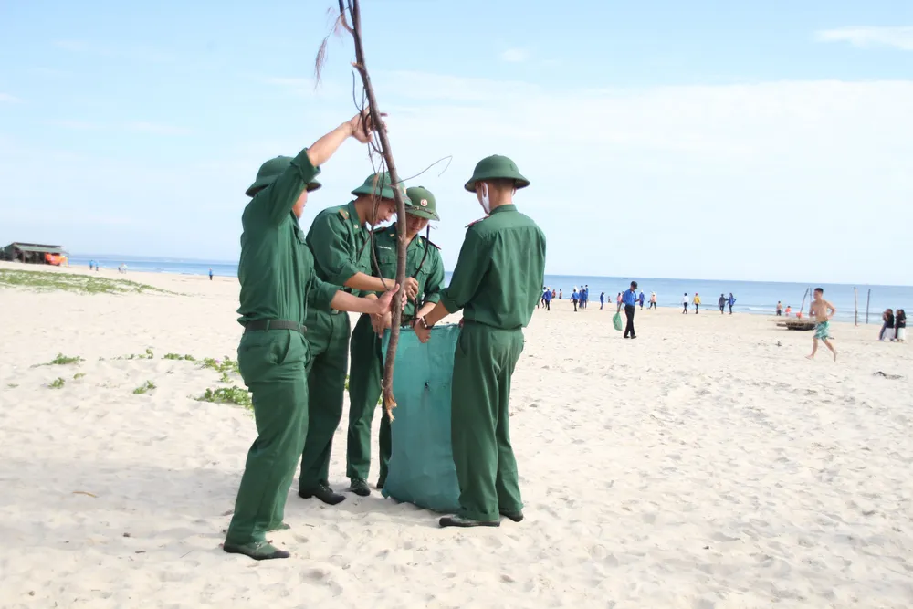Hàng ngàn bạn trẻ chung tay làm sạch bờ biển  ảnh 5