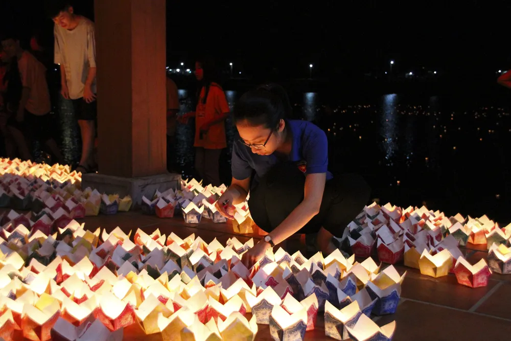 Hàng ngàn người tham gia thả hoa đăng tri ân các anh hùng liệt sĩ  ảnh 2