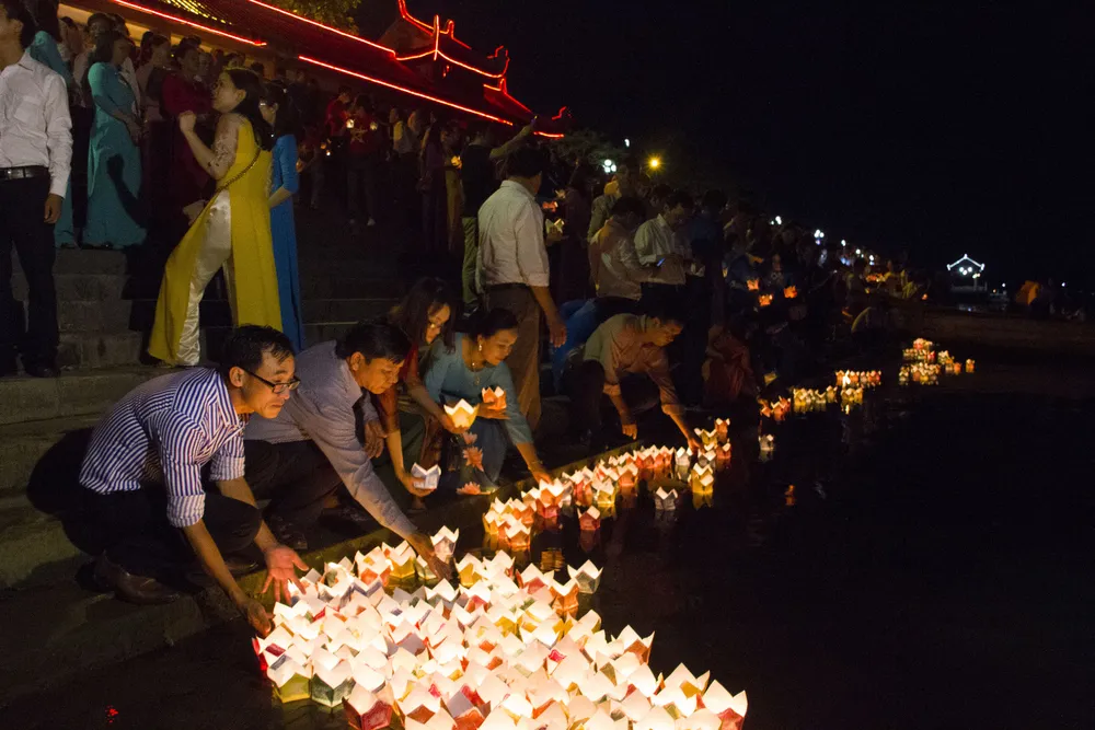 Hàng ngàn người tham gia thả hoa đăng tri ân các anh hùng liệt sĩ  ảnh 3