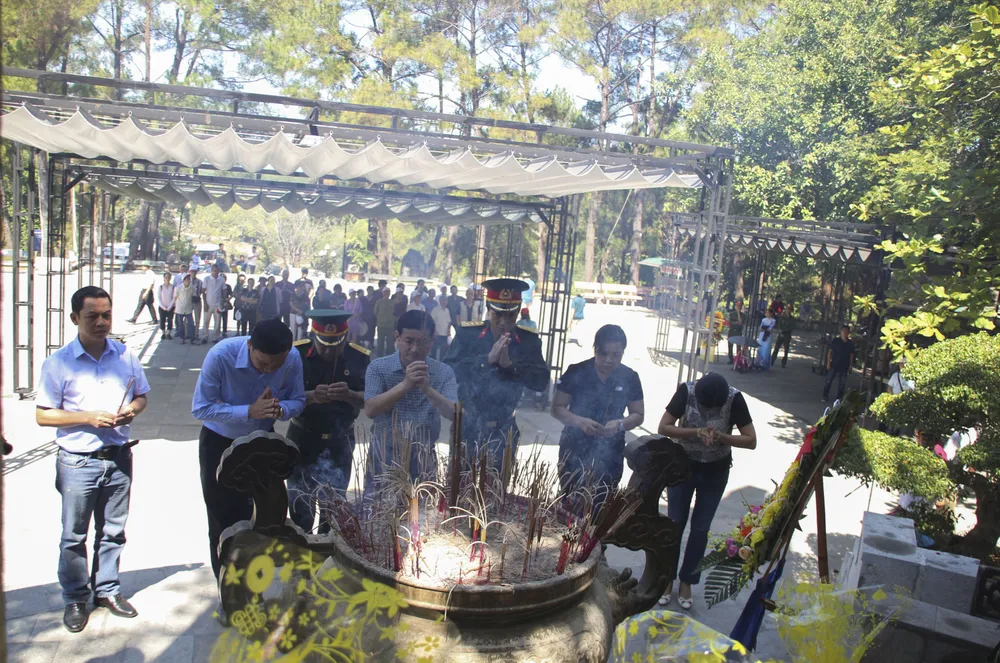 Dòng người về vùng "đất lửa" Quảng Trị tri ân các anh hùng liệt sĩ ảnh 12