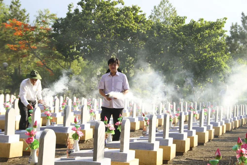 Dòng người về vùng "đất lửa" Quảng Trị tri ân các anh hùng liệt sĩ ảnh 4