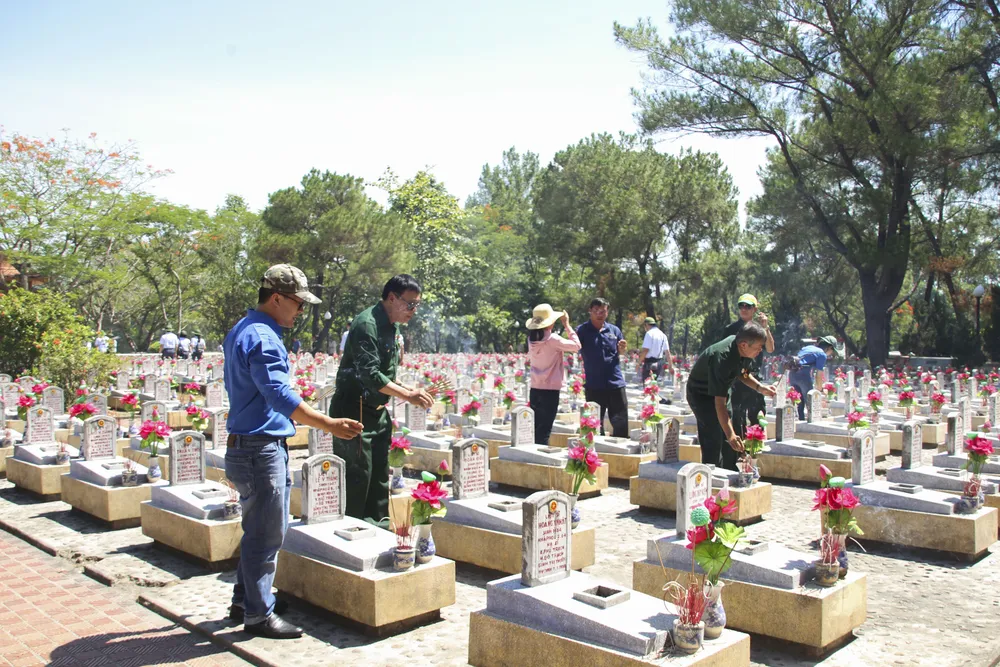 Dòng người về vùng "đất lửa" Quảng Trị tri ân các anh hùng liệt sĩ ảnh 7