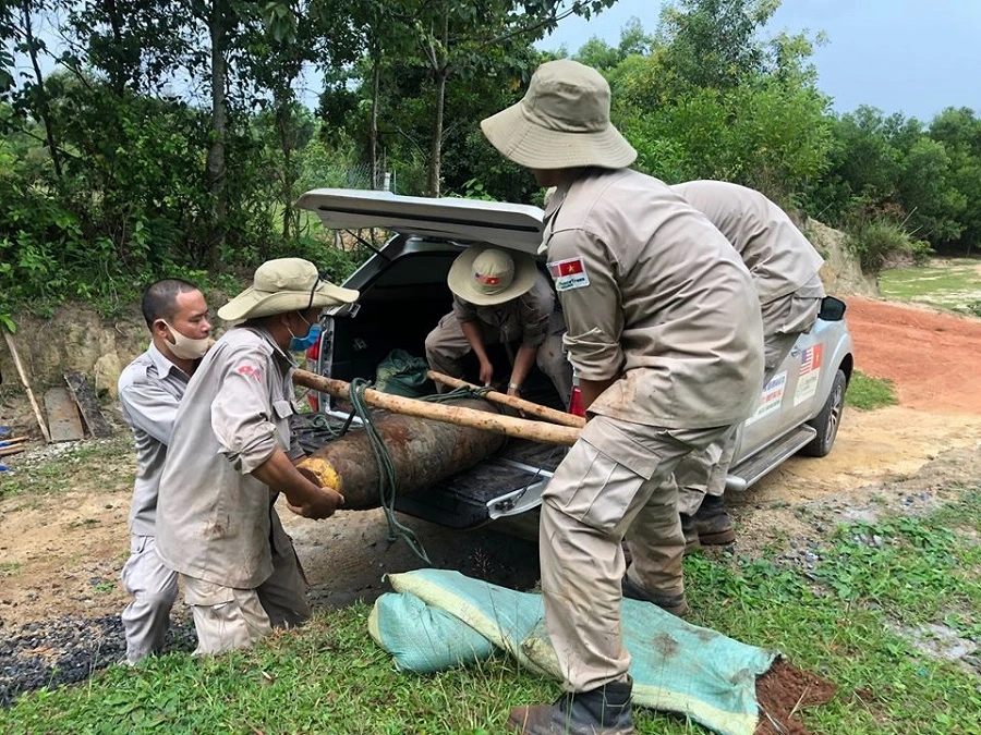 Lực lượng chức năng di chuyển bom về điểm tập kết để tiến hành hủy nổ