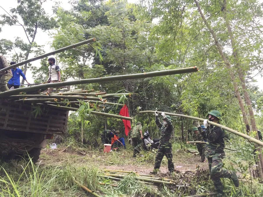 Tận dụng vật liệu tại chỗ, kiên cố chốt nơi tuyến đầu chống dịch ảnh 3