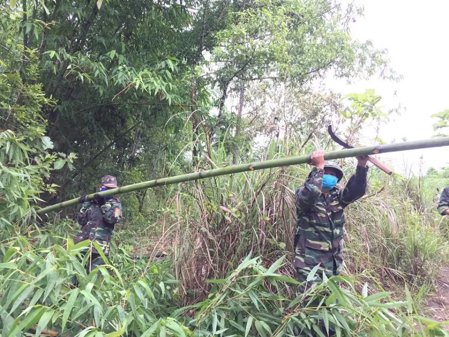 Tận dụng vật liệu tại chỗ, kiên cố chốt nơi tuyến đầu chống dịch ảnh 4