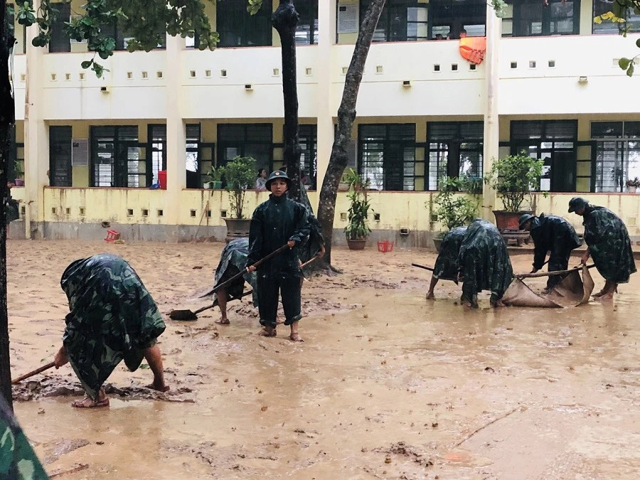 Hàng trăm cán bộ, chiến sĩ Sư đoàn 968 phối hợp với lực lượng chức năng huyện Cam Lộ hỗ trợ người dân dọn dẹp sau khi nước rút