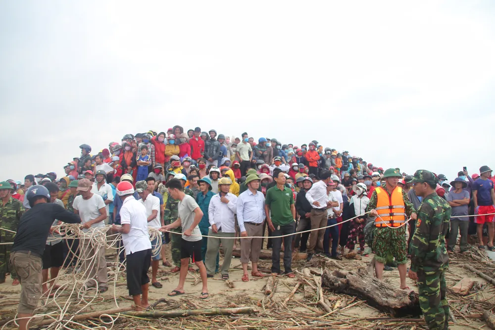 Vượt sóng dữ cứu người trên tàu mắc cạn ảnh 9