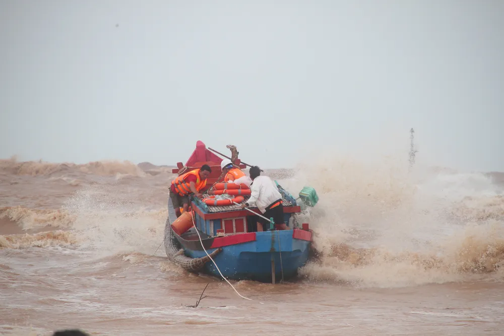 Vượt sóng dữ cứu người trên tàu mắc cạn ảnh 11