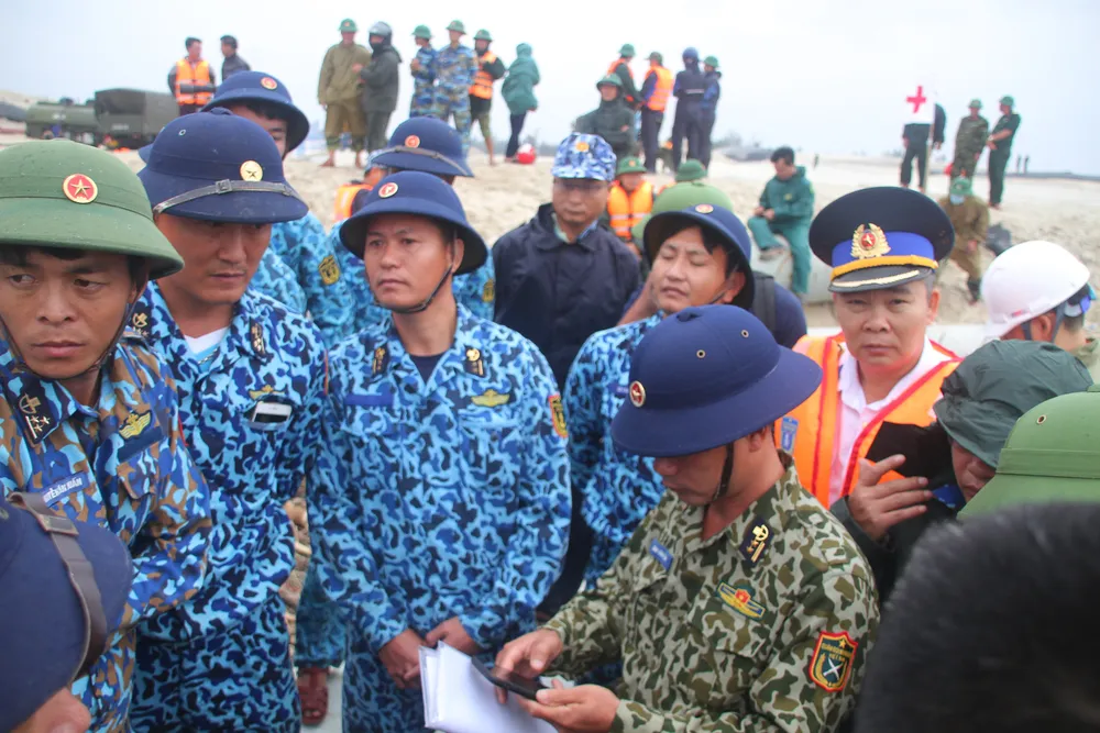 Vượt sóng dữ cứu người trên tàu mắc cạn ảnh 2