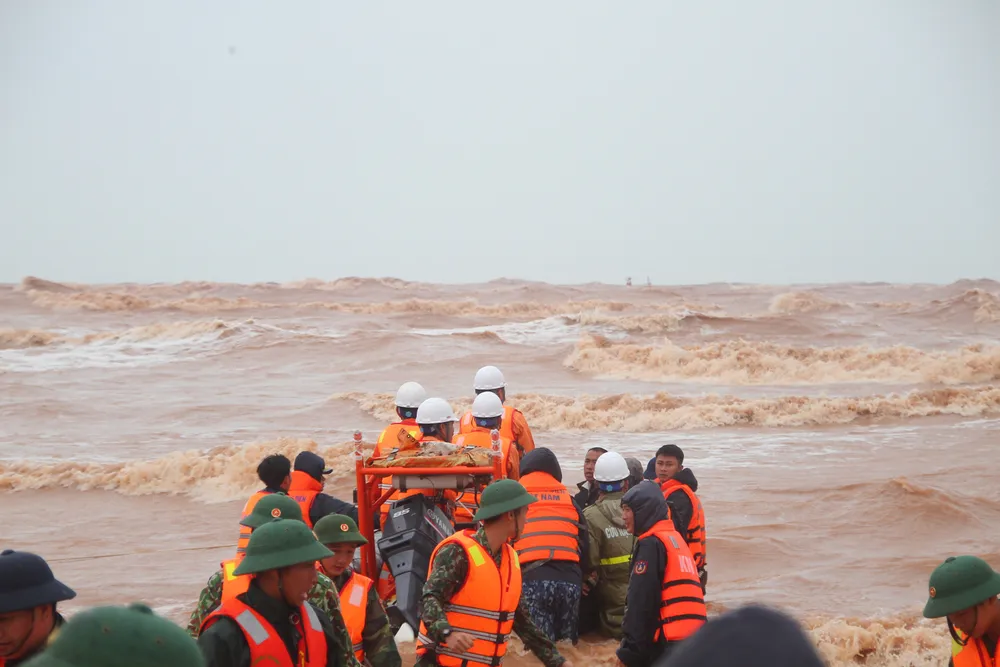 Vượt sóng dữ cứu người trên tàu mắc cạn ảnh 5