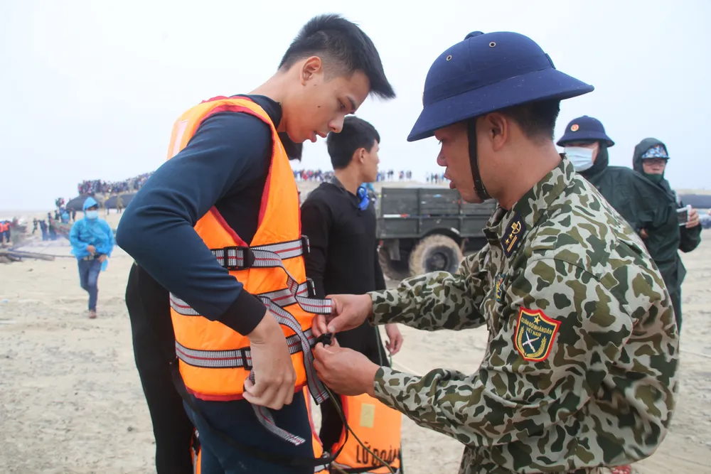 Vượt sóng dữ cứu người trên tàu mắc cạn ảnh 3