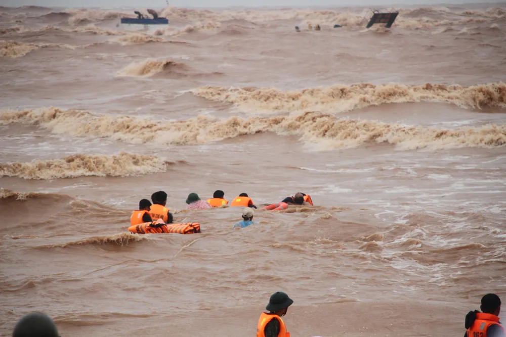 Vượt sóng dữ cứu người trên tàu mắc cạn ảnh 1