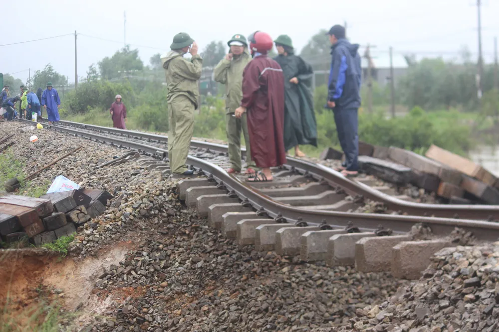 Tuyến đường sắt Bắc - Nam đoạn qua Quảng Trị bị sạt lở ảnh 2
