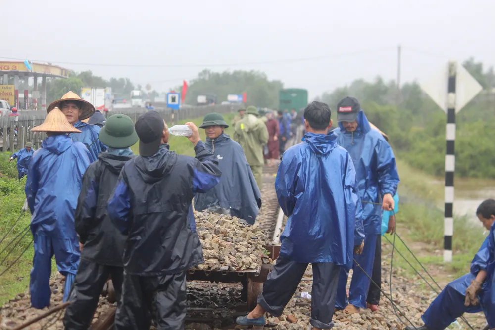 Tuyến đường sắt Bắc - Nam đoạn qua Quảng Trị bị sạt lở ảnh 1