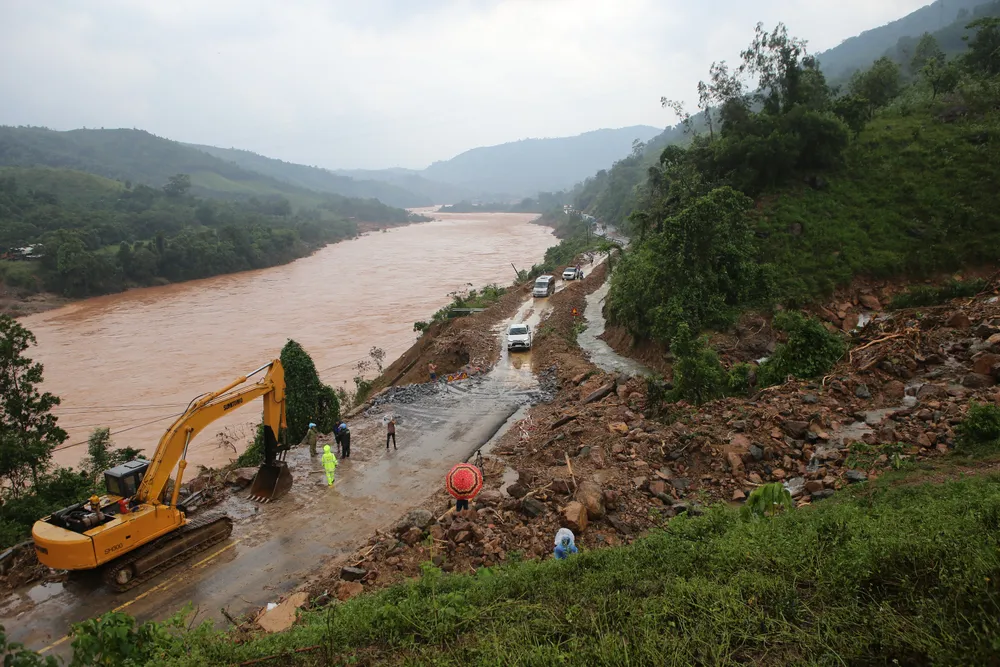 Miền núi Quảng Nam sạt lở nghiêm trọng, Quốc lộ 9 qua Quảng Trị bị ùn tắc ảnh 9