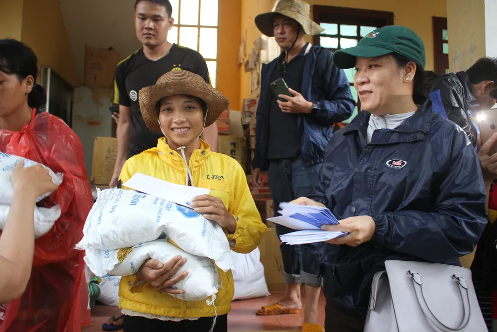 Dùng dây cáp và bè tạm vượt sông dữ trao quà cho người dân vùng lũ Quảng Trị ảnh 10